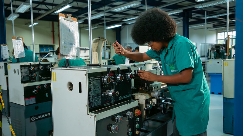 PNAD: recuo no abandono escolar, avanço na formação de jovens negros e melhora no acesso a creches
