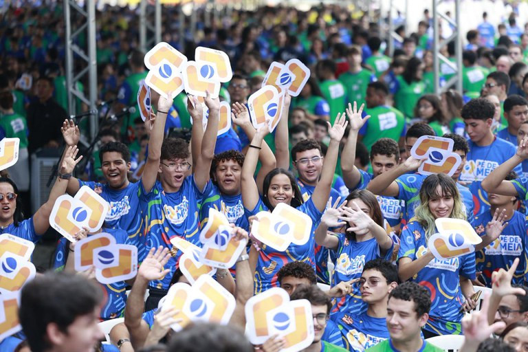 Dois anos de Pé-de-Meia: redução do abandono escolar no Ensino Médio e a participação da BAE