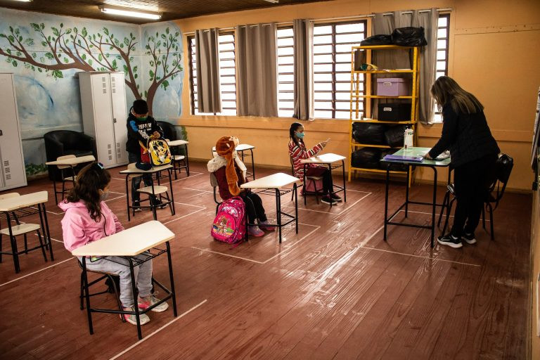 Sancionada lei que obriga escolas públicas a oferecer mobiliário e materiais adequados